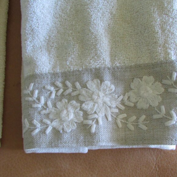 NWOT Tea Towels with Embroidered Accent Set of Two - Picture 5 of 5